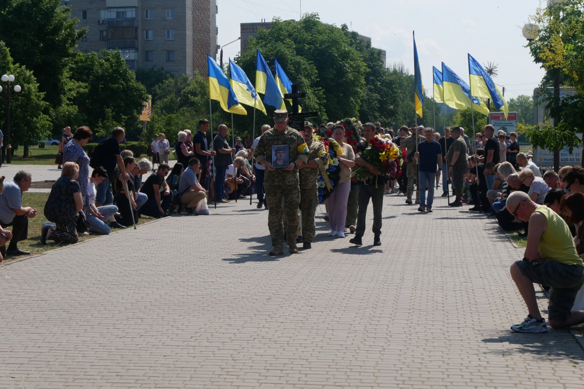 Покров сьогодні провів в останню путь 22-річного командира (фото)