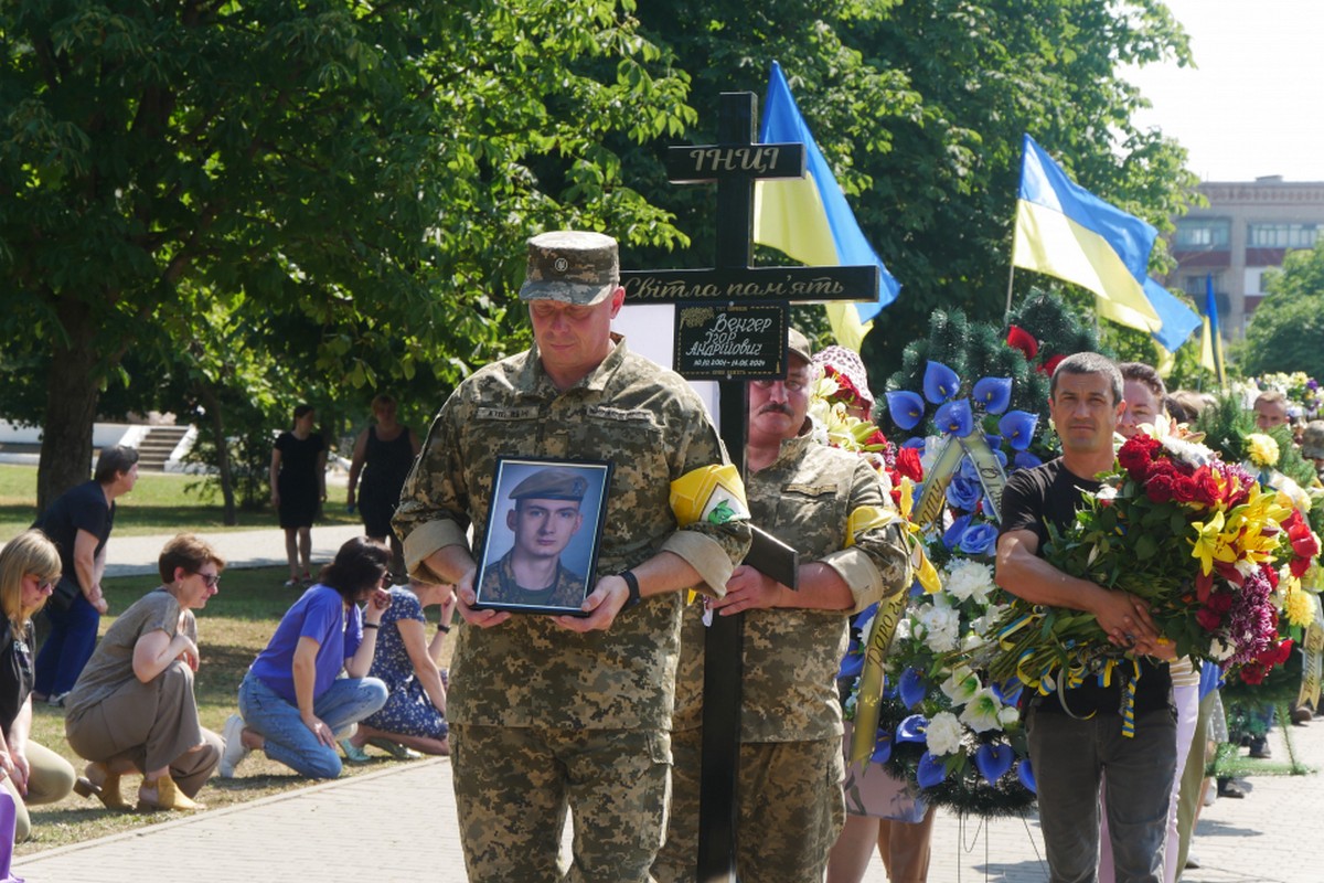 Покров сьогодні провів в останню путь 22-річного командира (фото)