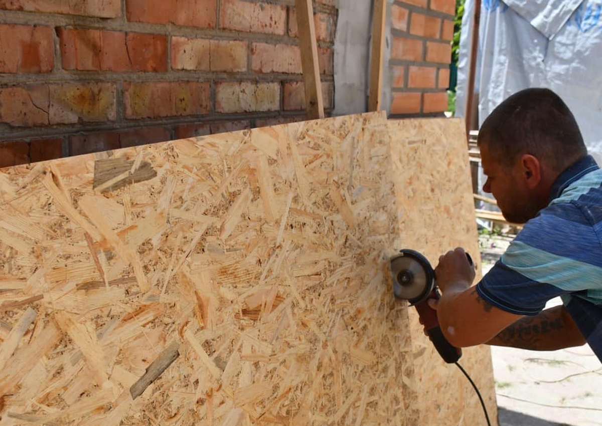  У Нікополі триває відновлення пошкоджених ворогом будинків (фото)