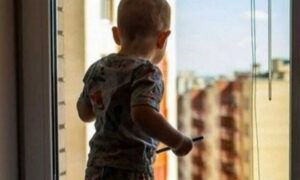 На Дніпропетровщині дворічна дитина випала з вікна: батьків закликають бути пильними