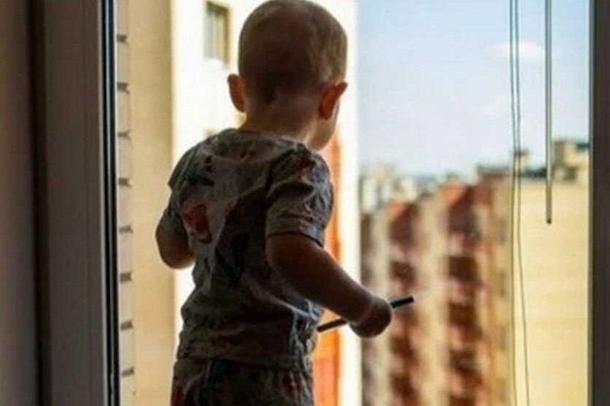 На Дніпропетровщині дворічна дитина випала з вікна: батьків закликають бути пильними