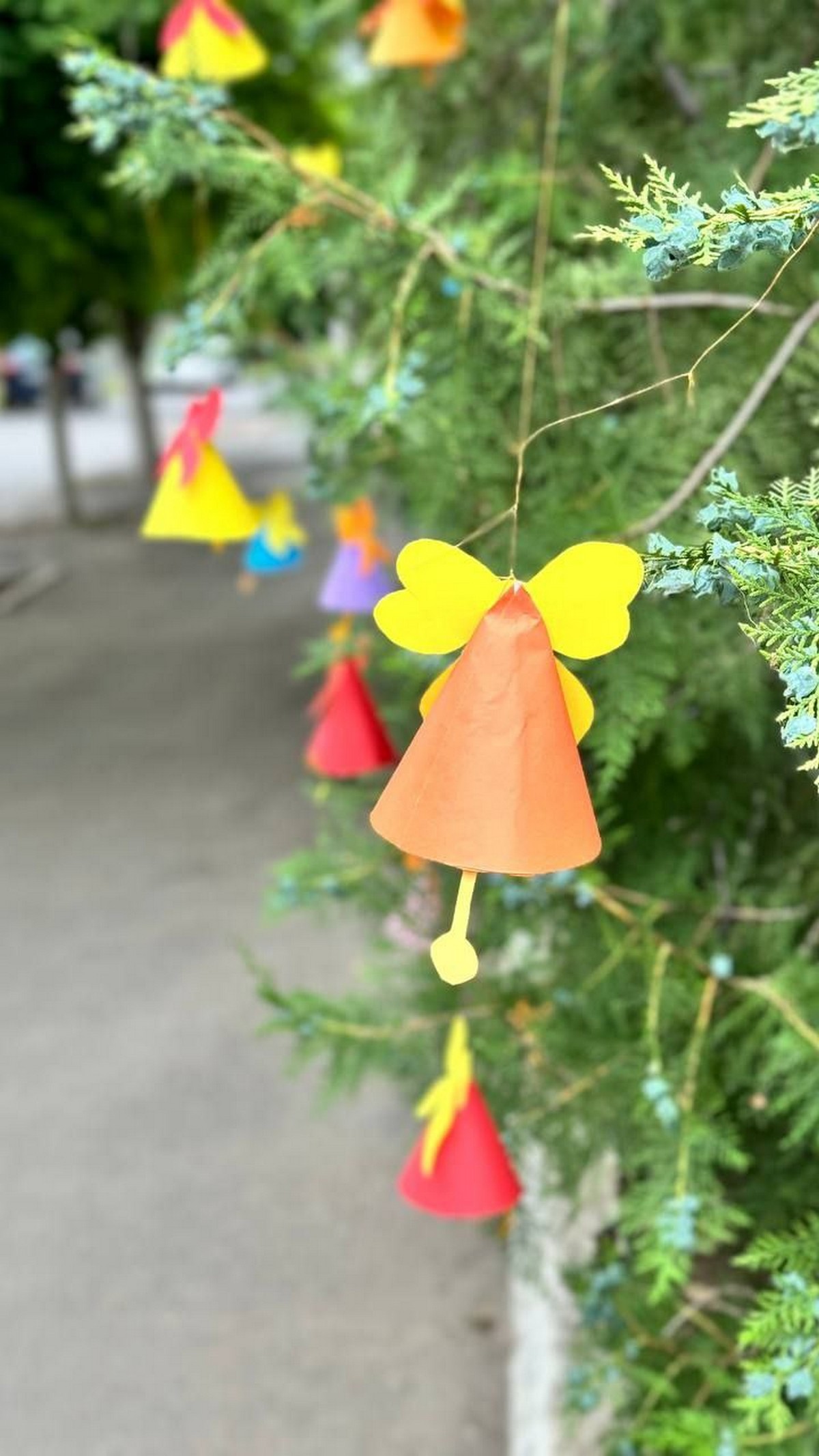 Сьогодні у Марганці на деревах з’явилися дзвіночки – як символ втрачених дитячих голосів