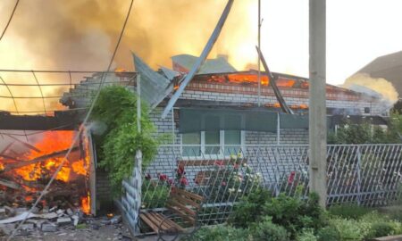 Нікополь під обстрілами: двоє поранених, понівечено 15 будинків, автомобілі, гараж, сталася пожежа (фото)