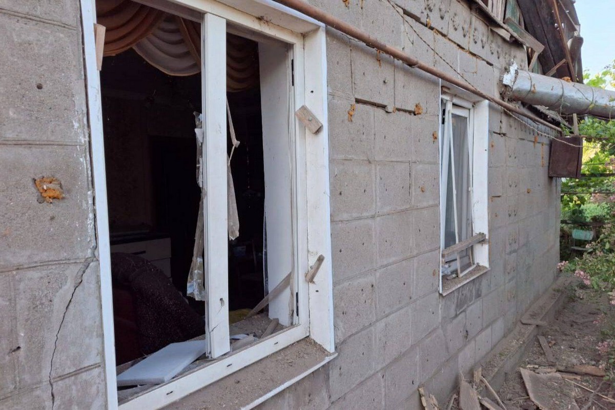 Нікополь під обстрілами: двоє поранених, понівечено 15 будинків, автомобілі, гараж, сталася пожежа (фото)
