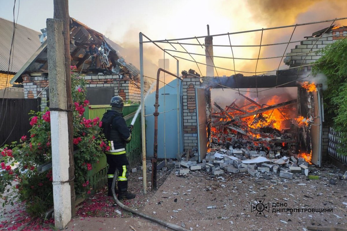 Пожежа у Нікополі внаслідок обстрілу: горіли будинок, два гаража і автівка