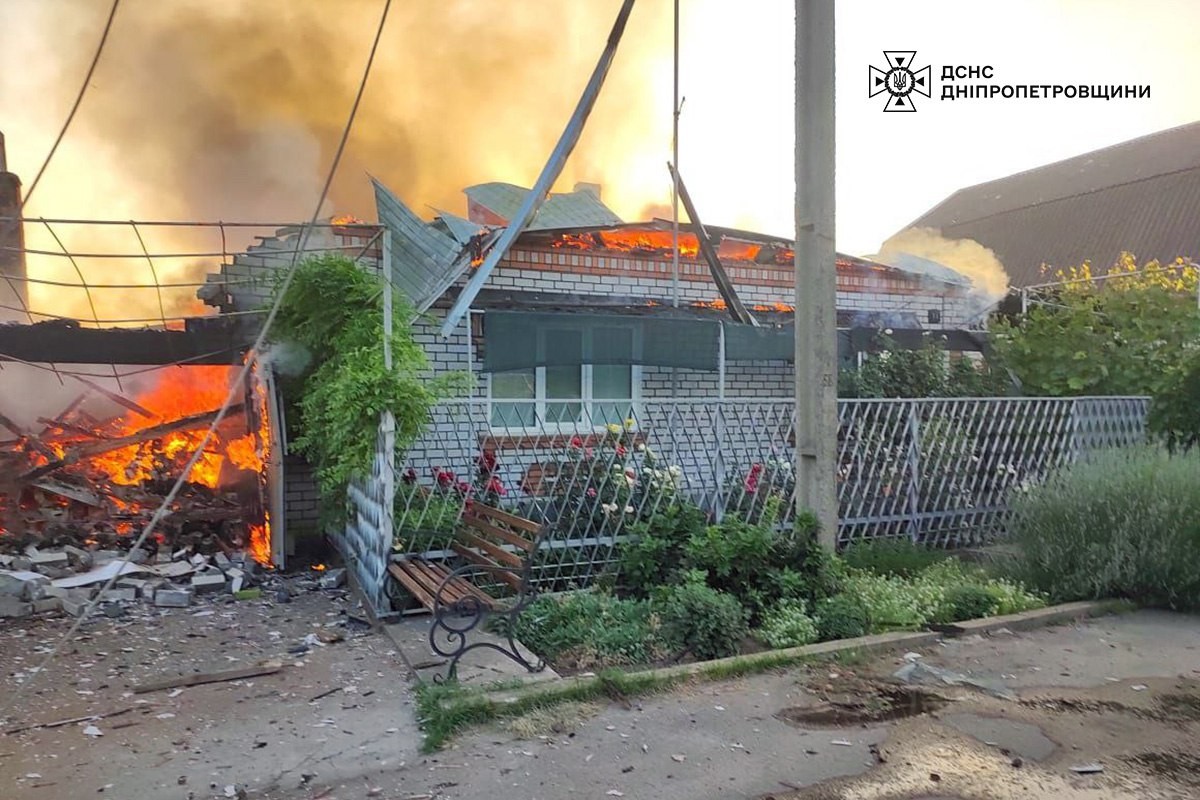 Пожежа у Нікополі внаслідок обстрілу: горіли будинок, два гаража і автівка