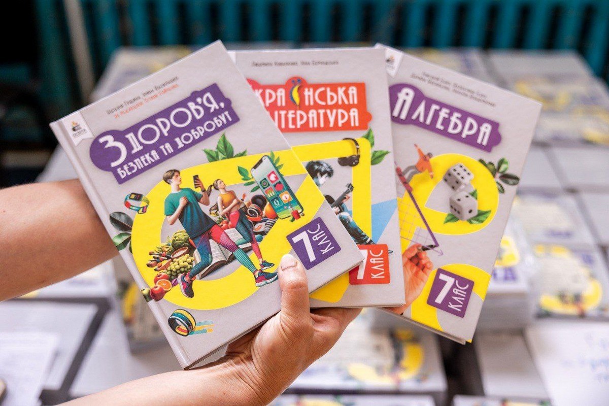 Дніпропетровщина отримала ще 96 тисяч підручників - для 6 і 7 класів (фото)