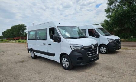Марганецька громада отримала два мікроавтобуси «Renault» від партнерів (фото)