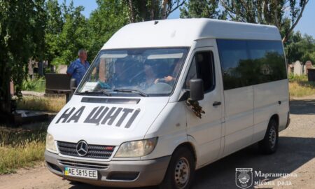 Ніколи вже воїну не обійняти своїх рідних… У Марганці сьогодні прощалися з Героєм (фото)