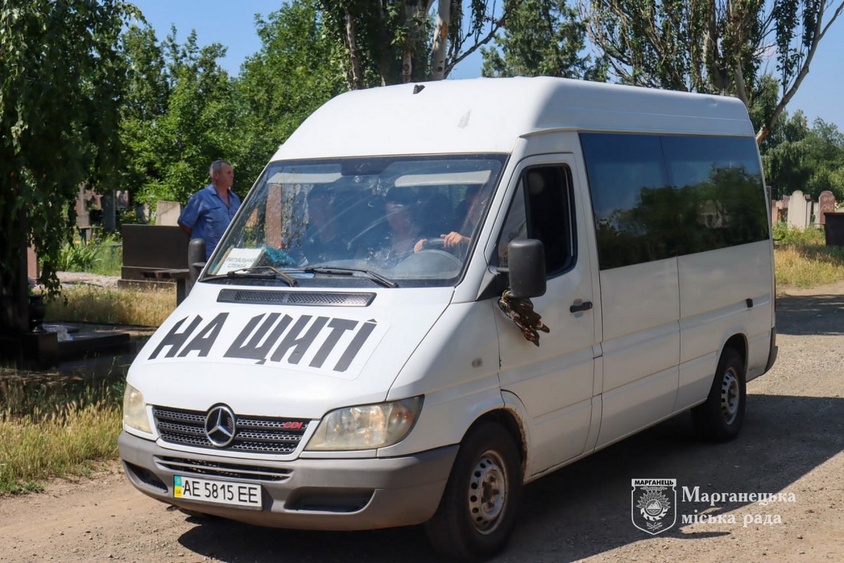 Ніколи вже воїну не обійняти своїх рідних… У Марганці сьогодні прощалися з Героєм (фото)