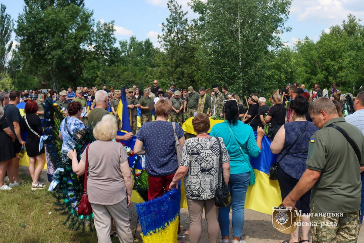 У Марганці сьогодні прощалися з Героєм (фото)