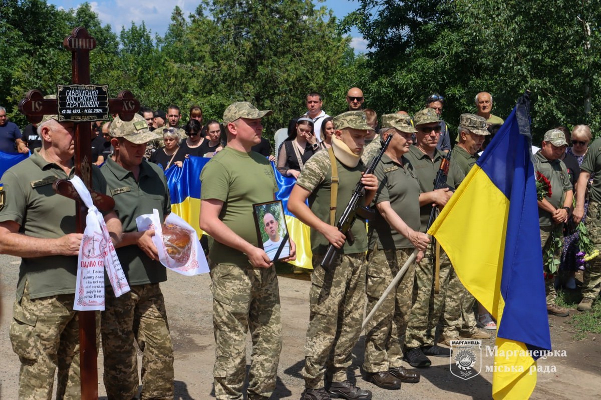 У Марганці сьогодні прощалися з Героєм (фото)