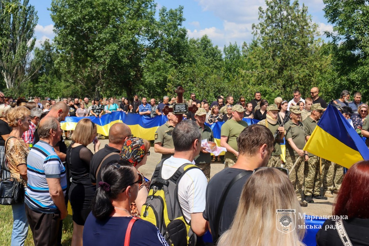 У Марганці сьогодні прощалися з Героєм (фото)