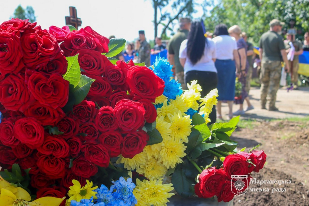 У Марганці сьогодні прощалися з Героєм (фото)