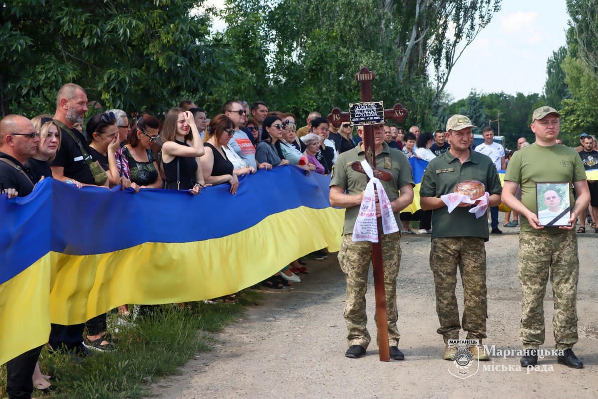 У Марганці сьогодні прощалися з Героєм (фото)