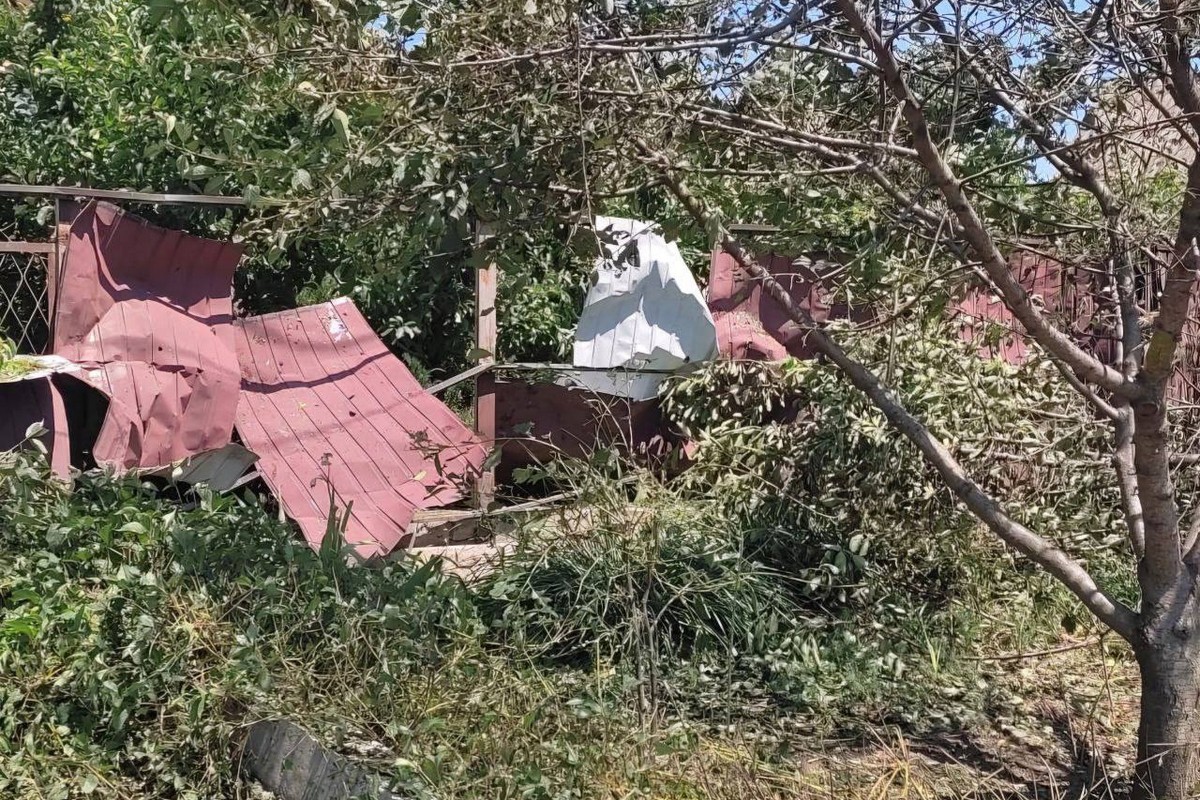 Понівечено будинки, інфраструктурний об’єкт: ворог знову бив по Нікополю і району (фото)