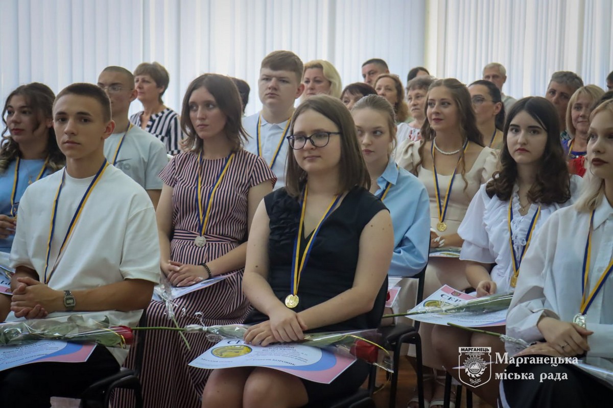 У Марганці сьогодні привітали випускників: медалістам вручили по 10 і 8 тисяч грн