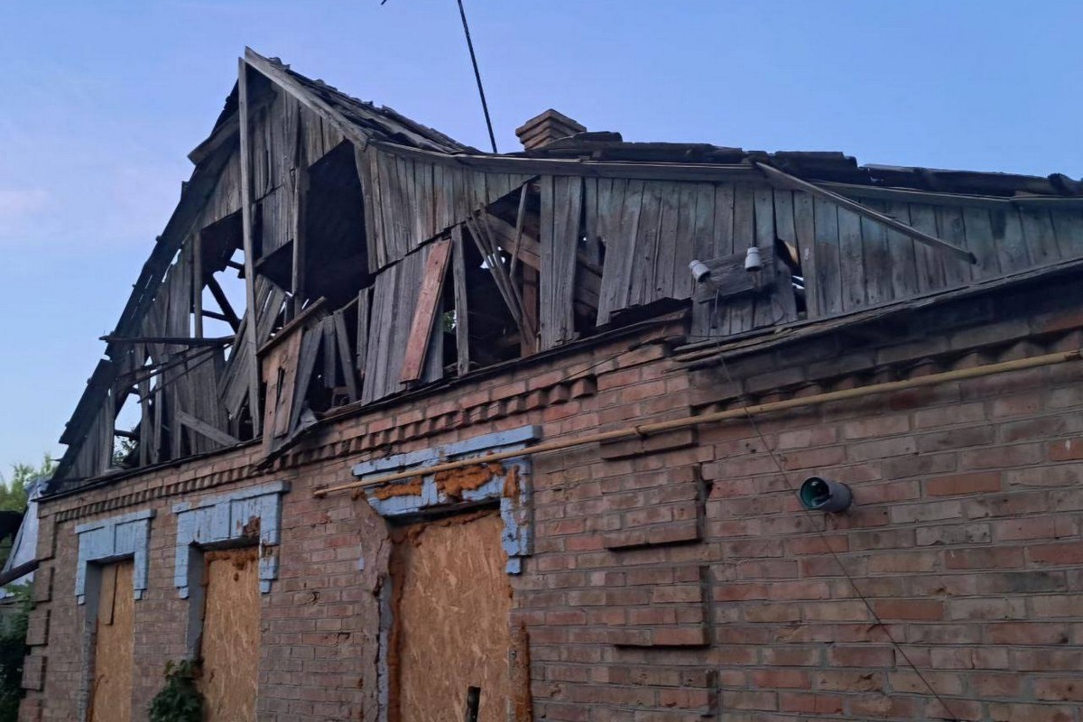 У Нікополі багато руйнувань внаслідок вечірнього обстрілу: фото