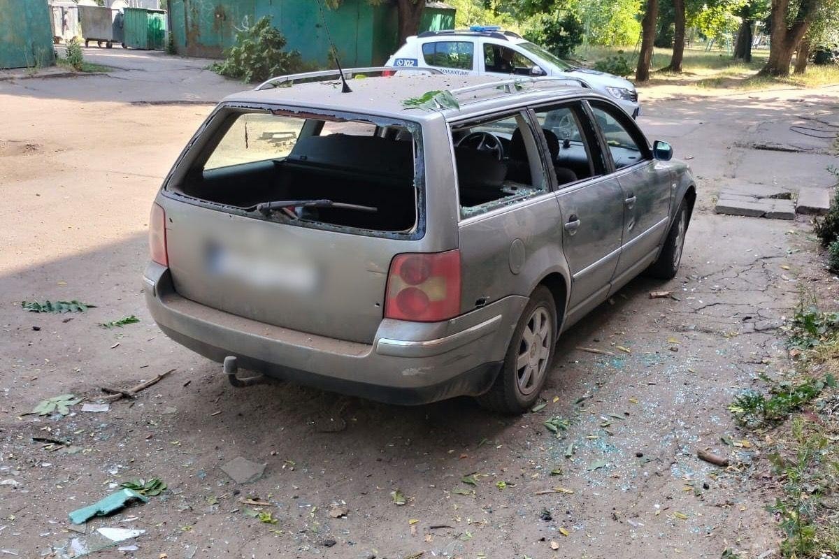 8 поранених у Нікополі ввечері і вранці: поліція показала наслідки обстрілів