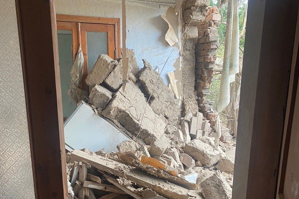 В будівлях вибило цегляні стіни: про наслідки обстрілів Нікополя і району розповіли у поліції