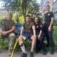 Передали прапор України та оберіг з Єрусалиму: пораненого дронами поліцейського з Марганця відвідали колеги