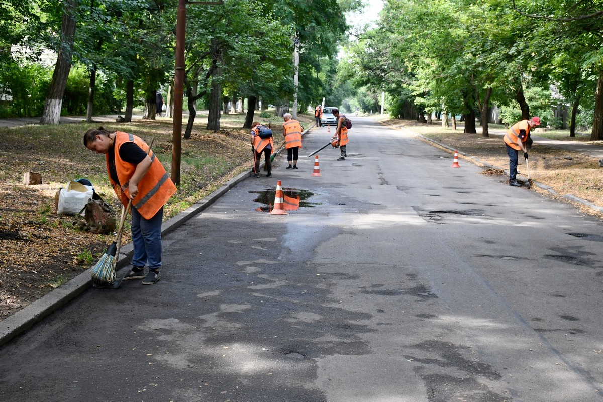 Попри загрозу комунальники Нікополя усувають наслідки обстрілів та виконують інші роботи (фото)