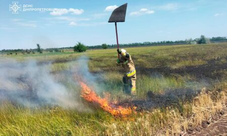 Пожежі на відкритих територіях не вщухають. На Дніпропетровщині за добу вигоріло 48 гектарів екосистем. Сьогодні в регіоні теж оголошено найвищій рівень пожежної небезпеки.