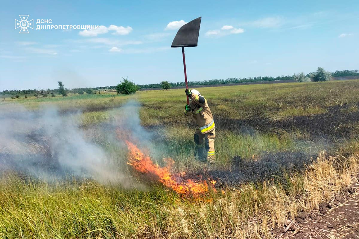 Пожежі на відкритих територіях не вщухають. На Дніпропетровщині за добу вигоріло 48 гектарів екосистем. Сьогодні в регіоні теж оголошено найвищій рівень пожежної небезпеки.