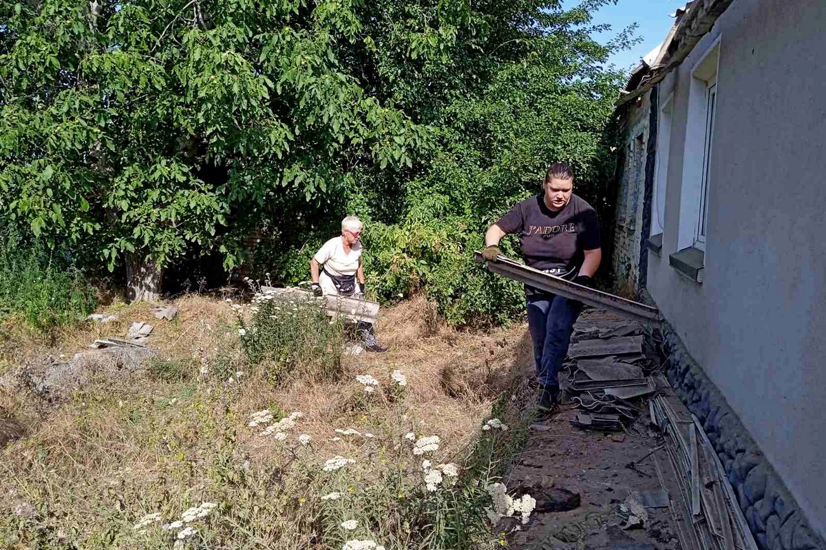 Попри загрозу комунальники Нікополя усувають наслідки обстрілів та виконують інші роботи (фото)