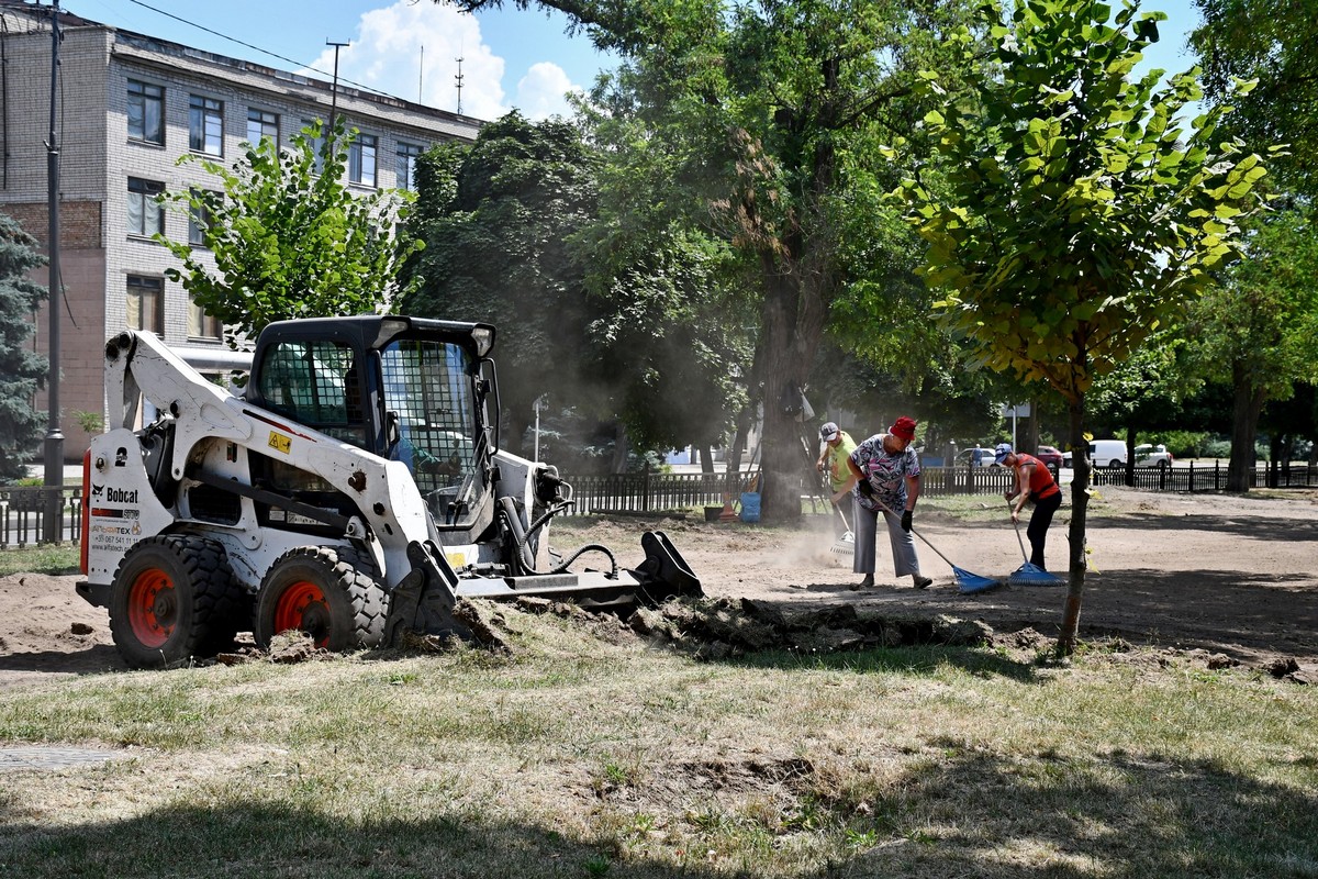 Попри загрозу комунальники Нікополя усувають наслідки обстрілів та виконують інші роботи (фото)