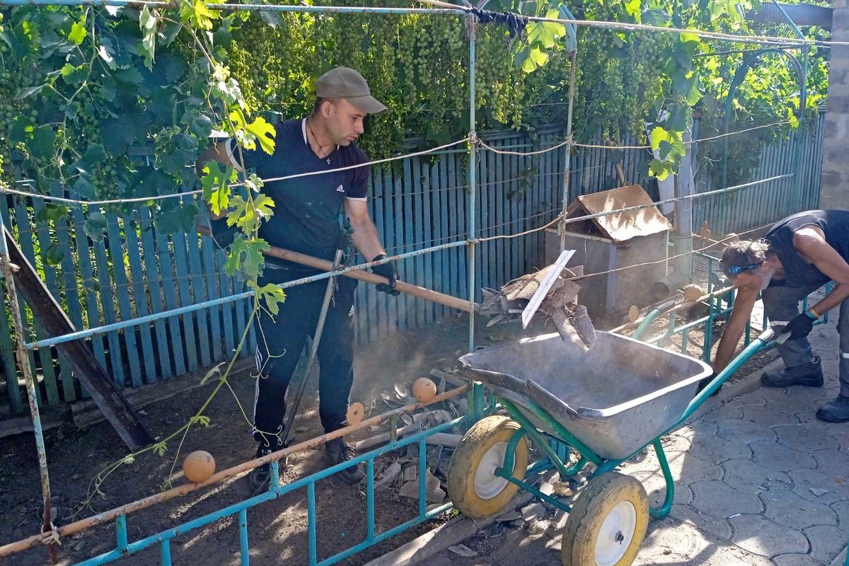 Попри загрозу комунальники Нікополя усувають наслідки обстрілів та виконують інші роботи (фото)