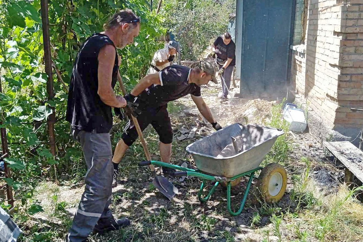 Попри загрозу комунальники Нікополя усувають наслідки обстрілів та виконують інші роботи (фото)