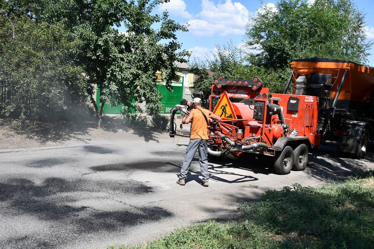 Попри загрозу комунальники Нікополя усувають наслідки обстрілів та виконують інші роботи (фото)