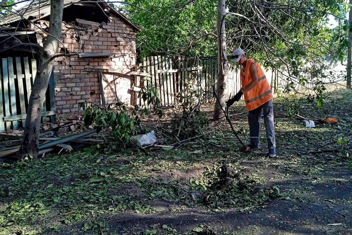 Попри загрозу комунальники Нікополя усувають наслідки обстрілів та виконують інші роботи (фото)