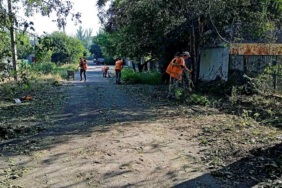 Попри загрозу комунальники Нікополя усувають наслідки обстрілів та виконують інші роботи (фото)