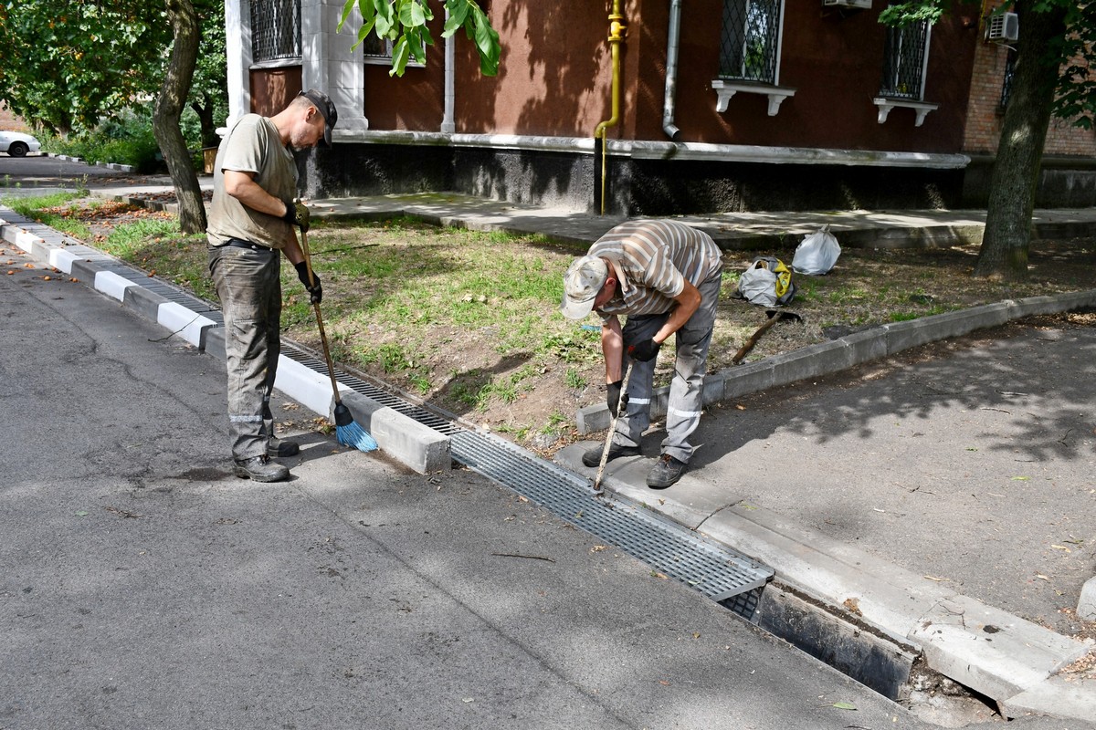 Попри загрозу комунальники Нікополя усувають наслідки обстрілів та виконують інші роботи (фото)