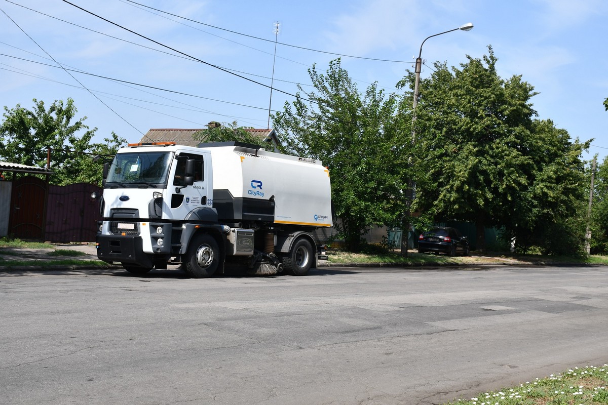 Попри загрозу комунальники Нікополя усувають наслідки обстрілів та виконують інші роботи (фото)