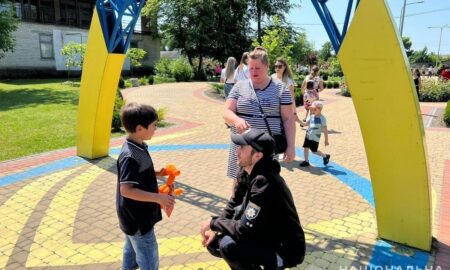 Поліцейські Нікопольщини під обстрілами опікуються найменшими мешканцями району