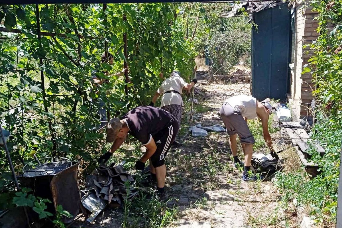 Попри загрозу комунальники Нікополя усувають наслідки обстрілів та виконують інші роботи (фото)