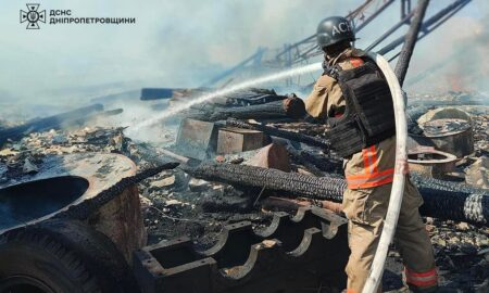 У Нікополі і районі через обстріли виникли пожежі на двох підприємствах, в приватному секторі і в екосистемі