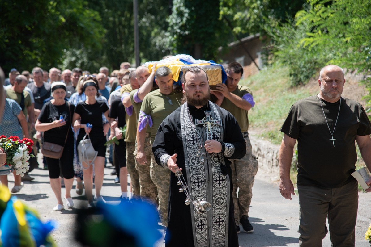 Дуже любив свою сім’ю, своїх дітей… У Нікополі сьогодні провели в останню путь Героя (фото)