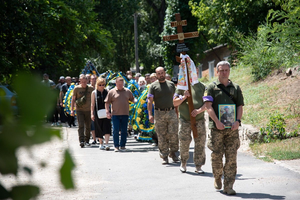 Дуже любив свою сім’ю, своїх дітей… У Нікополі сьогодні провели в останню путь Героя (фото)