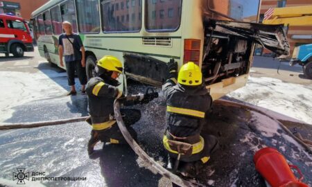 У Дніпрі спалахнув пасажирський автобус (фото)