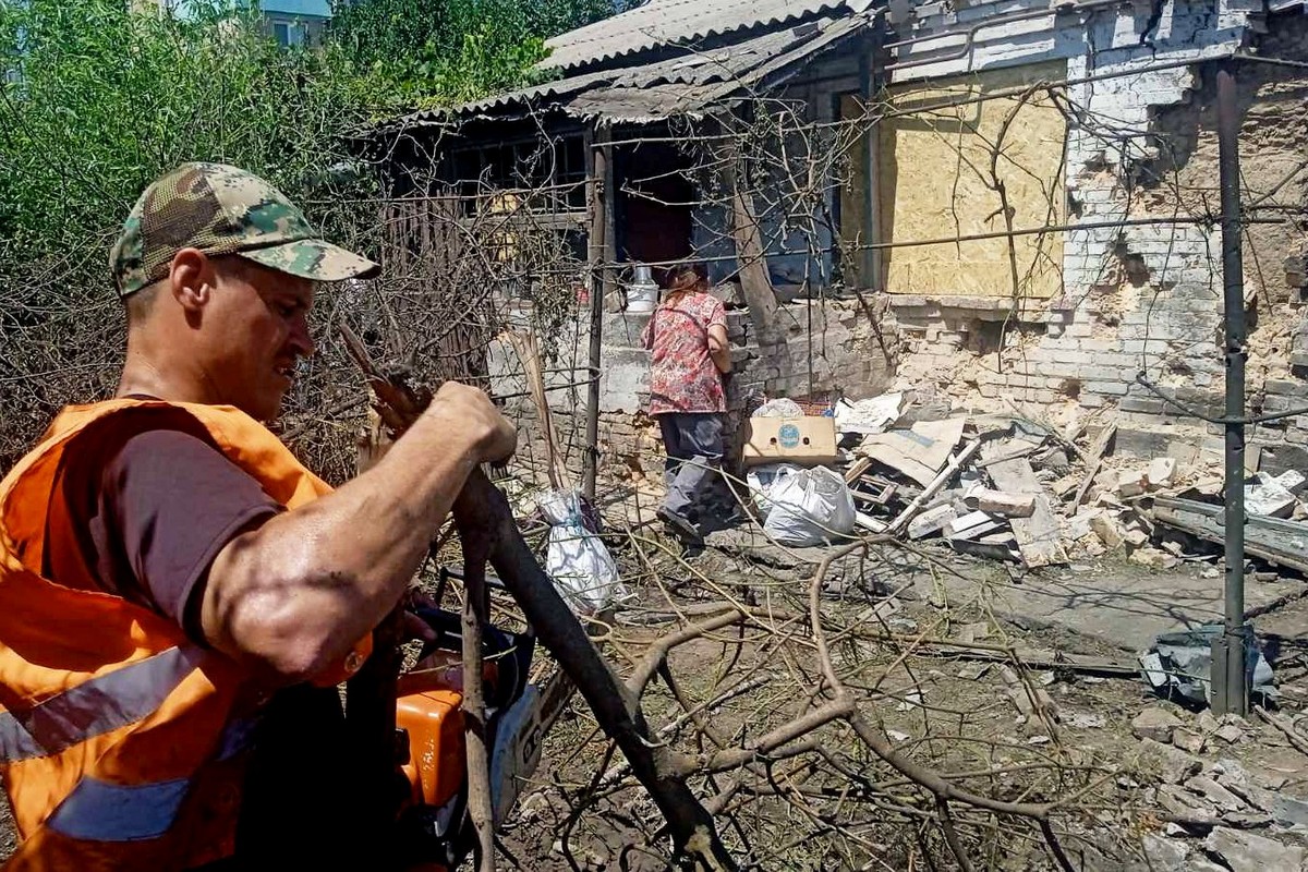 Місто, яке живе попри все: комунальники Нікополя усувають наслідки обстрілів і дбають про благоустрій