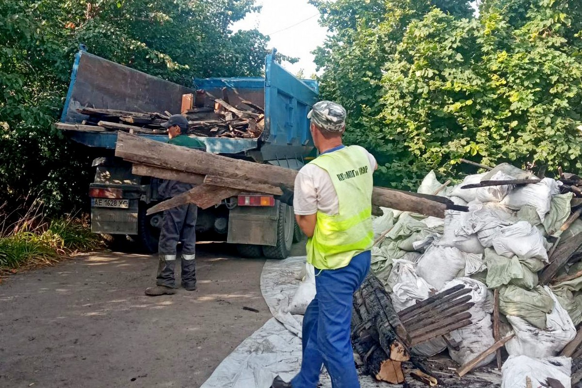 Місто, яке живе попри все: комунальники Нікополя усувають наслідки обстрілів і дбають про благоустрій