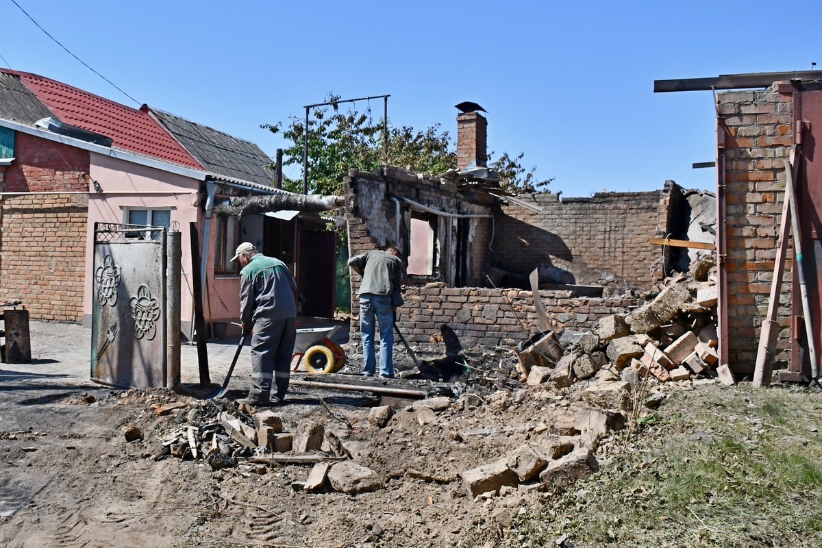 Місто, яке живе попри все: комунальники Нікополя усувають наслідки обстрілів і дбають про благоустрій