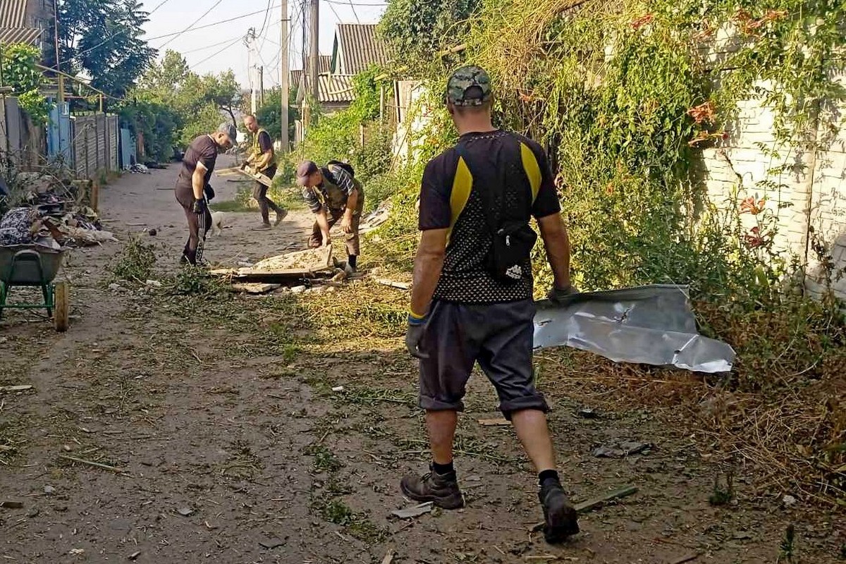 Місто, яке живе попри все: комунальники Нікополя усувають наслідки обстрілів і дбають про благоустрій