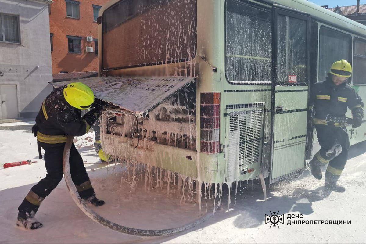 У Дніпрі спалахнув пасажирський автобус (фото)