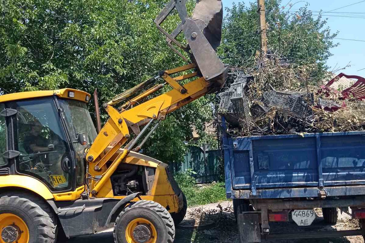 Місто, яке живе попри все: комунальники Нікополя усувають наслідки обстрілів і дбають про благоустрій