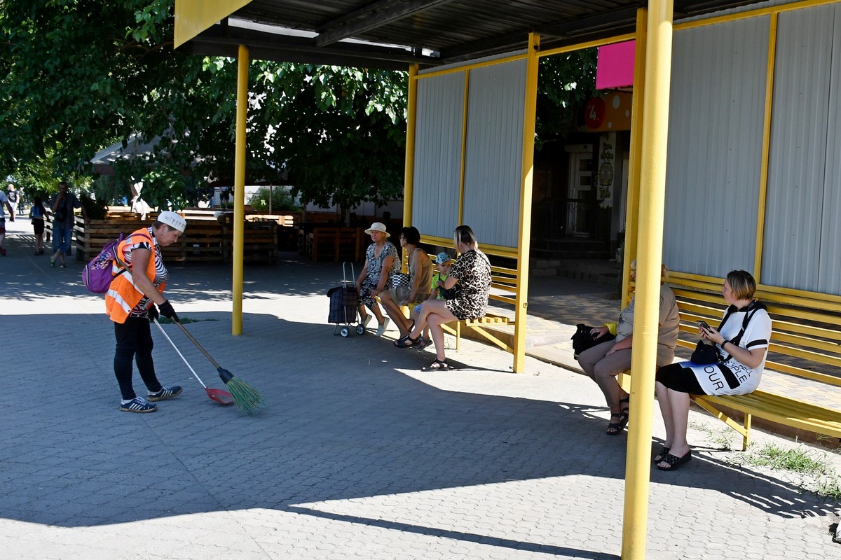 Місто, яке живе попри все: комунальники Нікополя усувають наслідки обстрілів і дбають про благоустрій